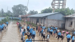 विद्यालयको कक्षा कोठामा पानी पसेपछि पठनपाठन अवरुद्ध