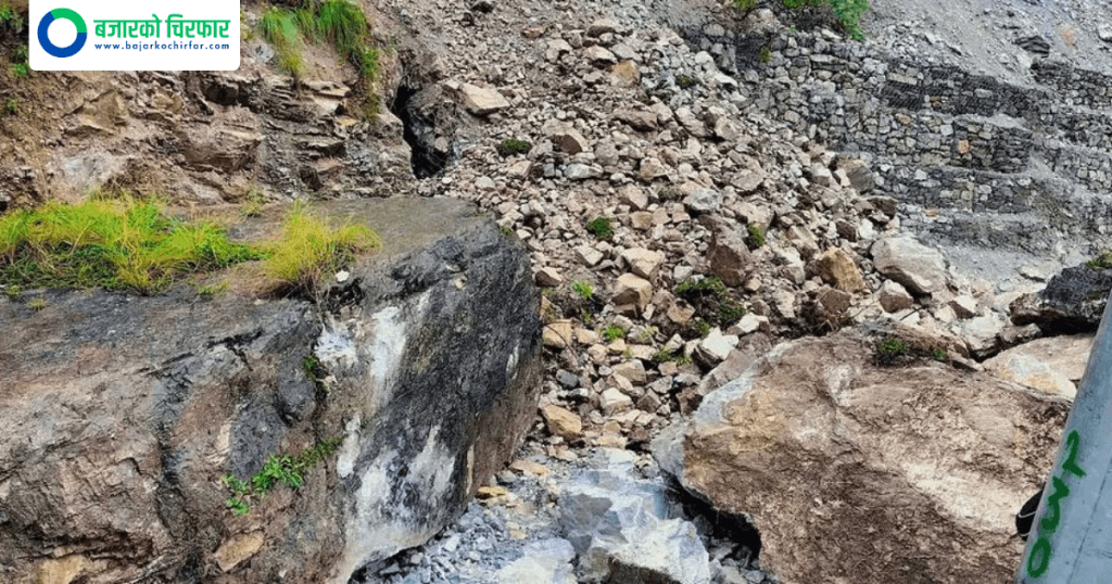 वर्षासँगै पहिरो खस्दा जयपृथ्वी राजमार्ग अवरूद्ध