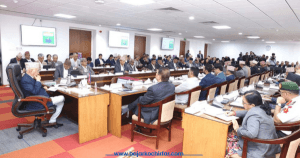 प्रधानमन्त्री ओलीले सचिवबाट मन्त्रालयको कामको ब्रिफिङ लिदै