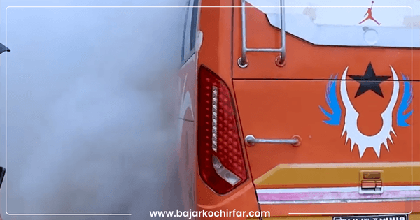 नयाँ बानेश्वर चोकमा गुडिरहेको बसबाट धुवाँको मुस्लो