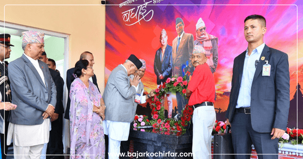 प्रधानमन्त्री ओलीद्वारा शीर्ष नेताको तस्बिरमा माल्यार्पण