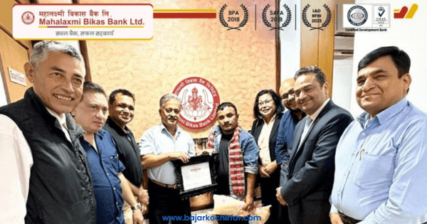 नख्खु खोलाबाट २ जनाको उद्धार गर्ने तामाङलाई महालक्ष्मी विकास बैंकद्धारा रु. १ लाख नगद सहित सम्मान