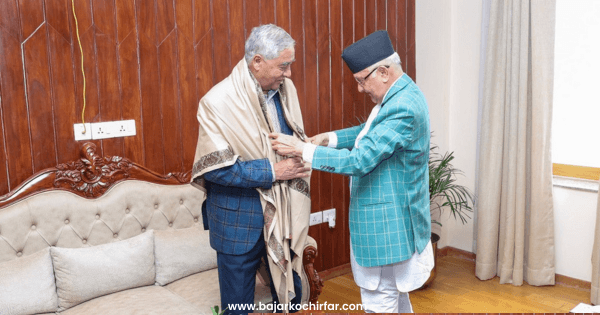 प्रधानमन्त्री ओलीले देउवालाई जन्मदिनको अवसरमा दोसल्ला ओढाएर दिए शुभकामना