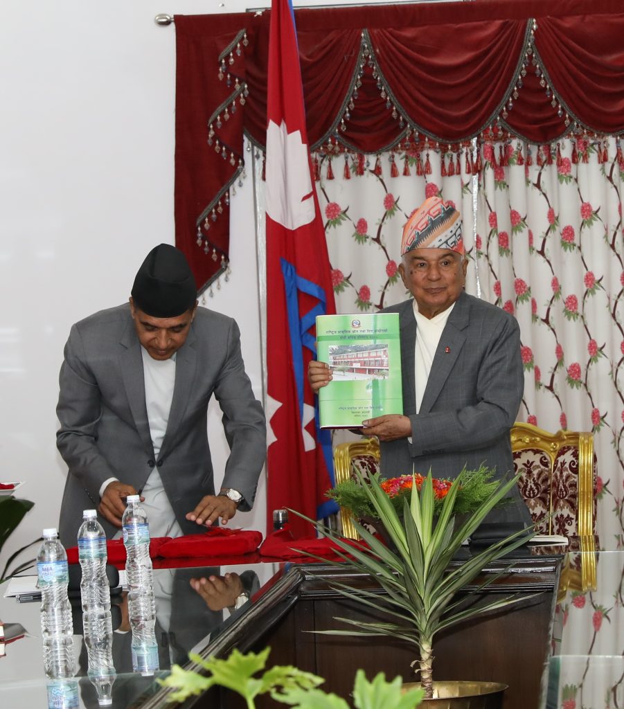 राष्ट्रपतिसमक्ष वित्त आयोगको प्रतिवेदन पेस