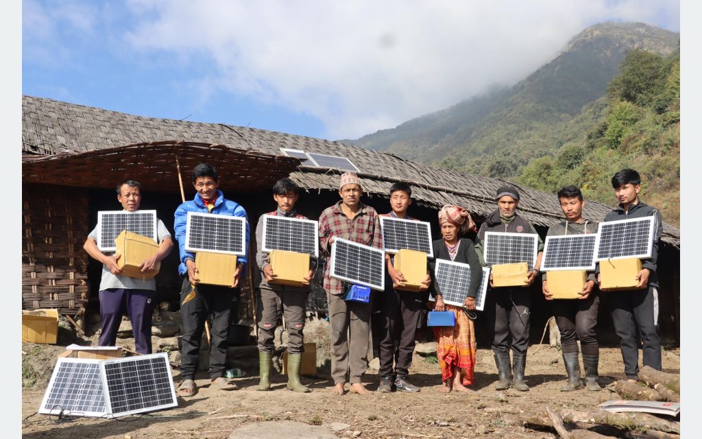 रेडपाण्डा संरक्षणमा सघाउन ताप्लेजुंगका किसानलाई सोलार प्यानल