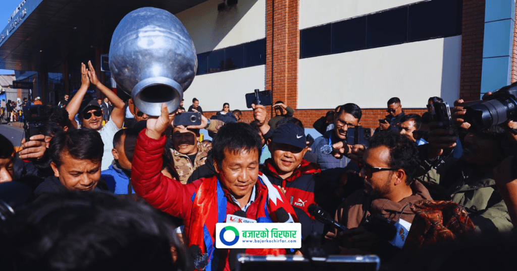 धरानलाई खानेपानी माग्न रित्तो गाग्री बोकेर काठमाडौं आइपुगे मेयर साम्पाङ