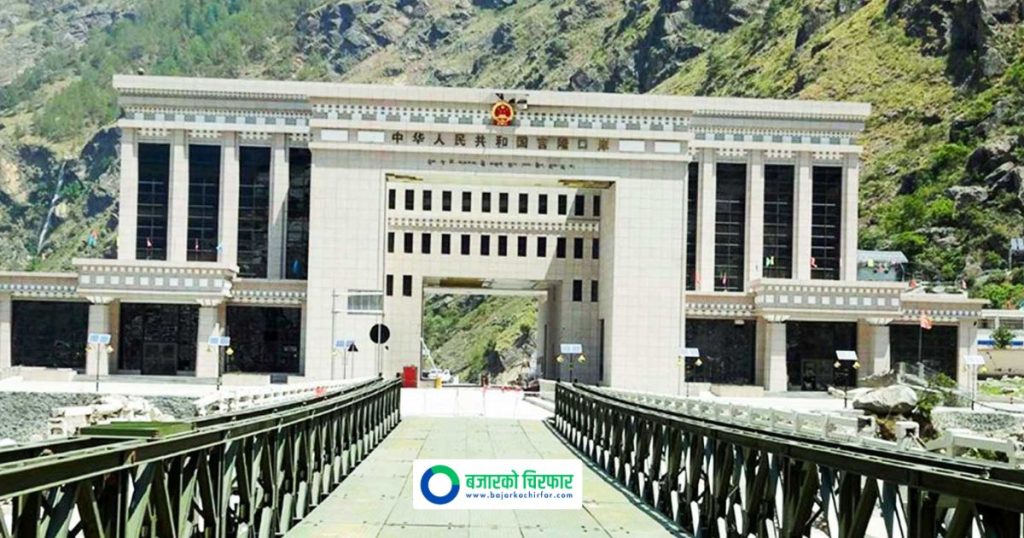 वर्षाका कारण चीन जोड्ने तातोपानी नाका अवरुद्ध, सवारीसाधन र मालवाहक ढुवानी पूर्ण रूपमा ठप्प