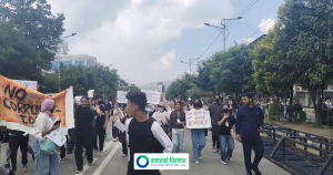 ब्यारिकेड तोड्दै संसद भवनतर्फ जाँदा प्रदर्शनकारीमाथि अश्रुग्यास र पानीको फोहरा प्रहार