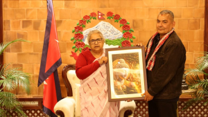 प्रधानमन्त्रीले दुर्गा प्रसाईंलाई बुद्धको तस्वीर दिँदै भनिन्– शान्ति स्थापनाको लोकतान्त्रिक बाटो निर्वाचन
