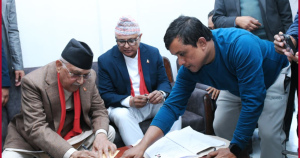 केपी ओलीले झापा–५ बाट उम्मेदवारी दर्ता गराए