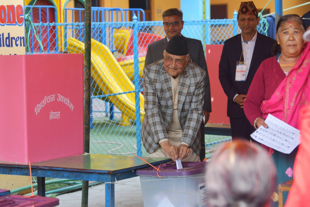 मतदानपछि केपी ओलीको दाबी: “एमालेले बहुमत ल्याउँछ, नआए पनि प्रमुख पार्टी बन्छ”