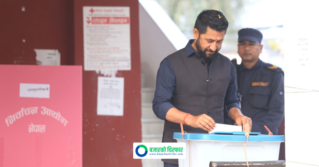 काठमाडौंमा मतदान गरेपछि चितवन पुगे रवि लामिछाने