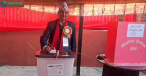 निर्वाचन अपडेट : एमाले नेता ईश्वर पोखरेलले गरे टोखाबाट मतदान