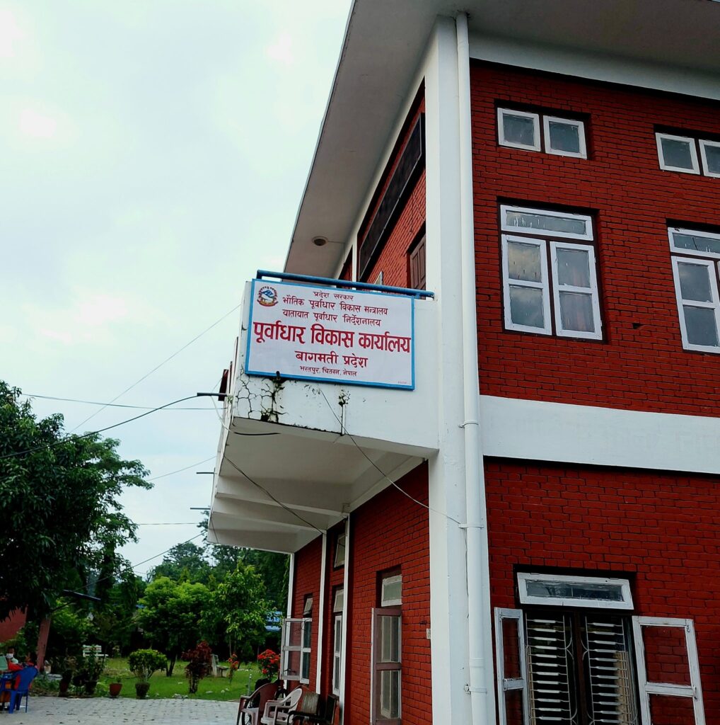 इन्धनको महँगीले चितवनमा १२५ वटा ठेक्का बीचमै रोकिने अवस्थामा
