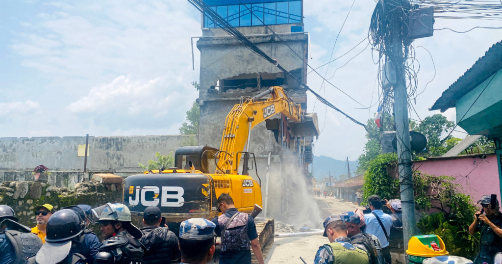 कांग्रेस र एमालेले सरकारी जग्गा कब्जा गरेर बनाएका भवनमा महानगरले डाेजर चलायाे