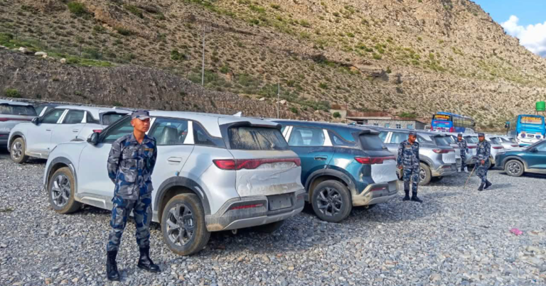 कोरला नाकाबाट भित्रिएका ७७४ विद्युतीय गाडी भन्सार छलीको आशंकामा सशस्त्रको नियन्त्रणमा