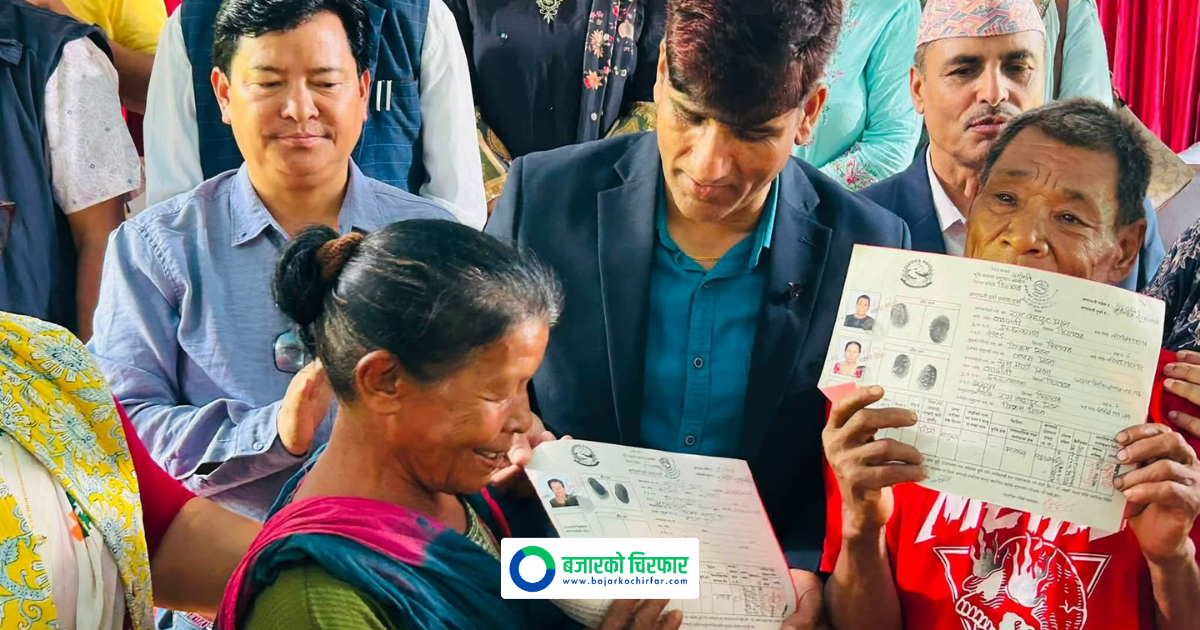 इच्छाकामनाका ३४ भूमिहीन परिवारले पाए लालपुर्जा, कानुनी रूपमा बने जग्गाधनी