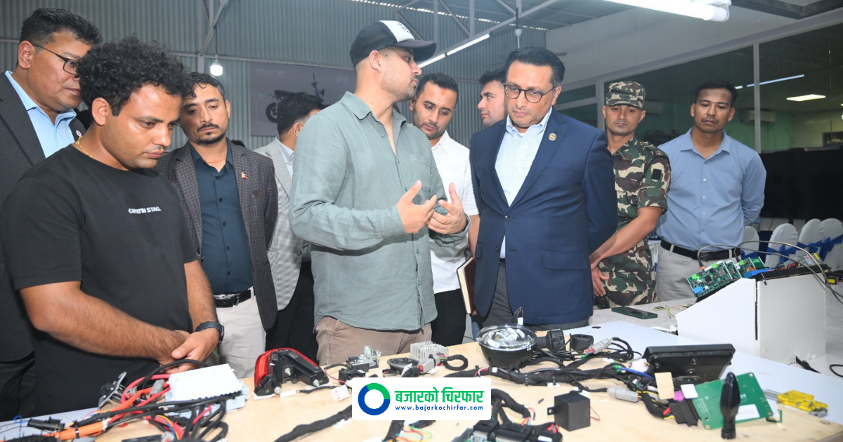 नेपालमै बनेको विद्युतीय ‘यात्री पीटू’ स्कुटर हेर्न कारखानामै पुगे अर्थमन्त्री वाग्ले, भने– ‘सरकार तपाईंहरूको साथमा छ’