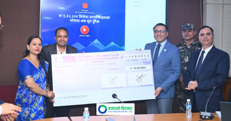 पहिलो बम्पर विजेता जोशी र एक लाख विजेता अर्याललाई अर्थमन्त्रीले दिए पुरस्कार