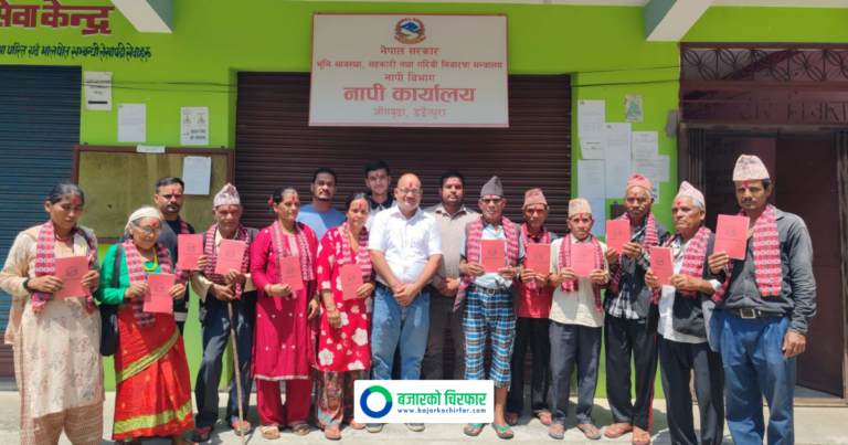 नापनक्सा भएको ३८ वर्षपछि डडेल्धुराका १२ परिवारले पाए लालपुर्जा