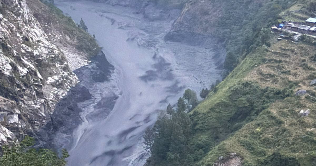 बाढीले साहस ऊर्जाको लगानी रहेको ३४१ मेगावाटको आयोजनाको क्याम्प बगायो